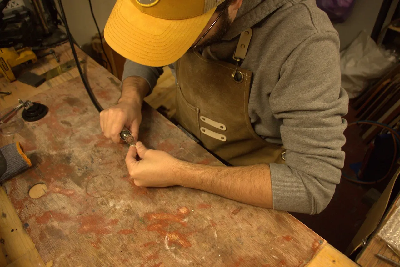 Bijoutier au travail à l'établi, atelier de Marseille