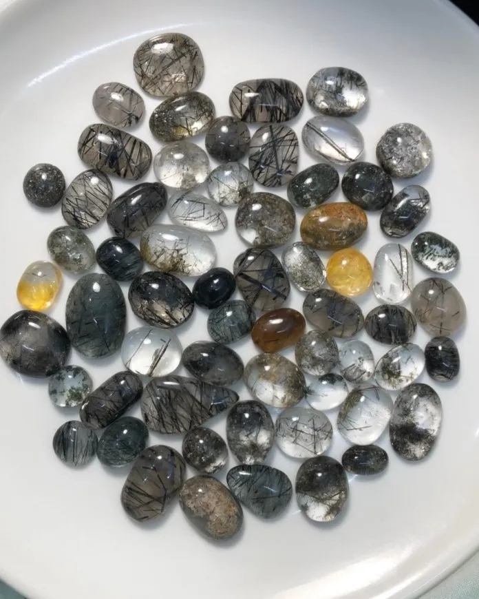 Cabochons de quartz tourmaliné — sélection de matières
