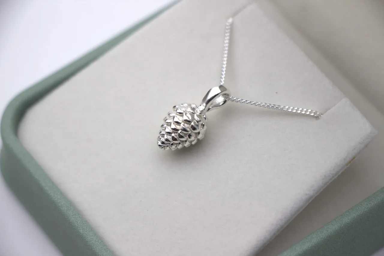Pendentif pomme de pin — visuel 1