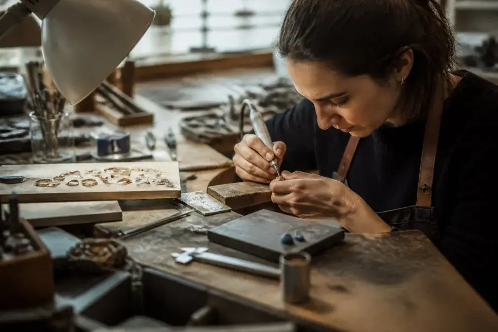 Atelier joaillerie sur mesure créateur : le guide 2026